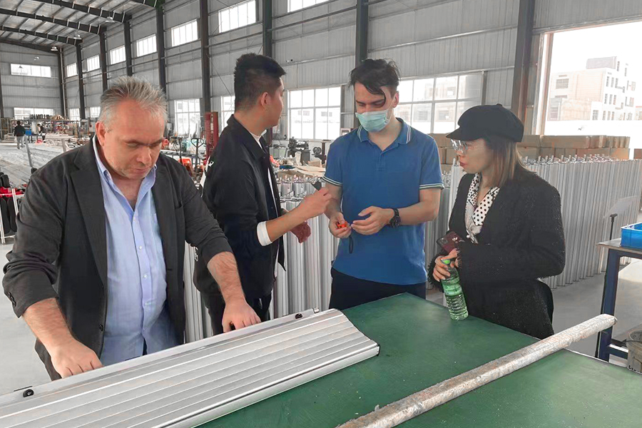Le client visite l'usine